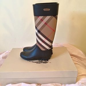 Burberry rainboots size 6